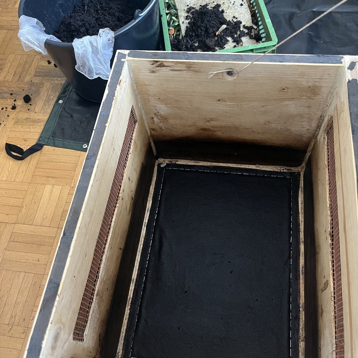 Update in Sachen Wurmkiste
Ich konnte gestern ca. 12L wunderbar krümeligen Wurmhumus ernten. 
Jemanden hats hier Mal ge…