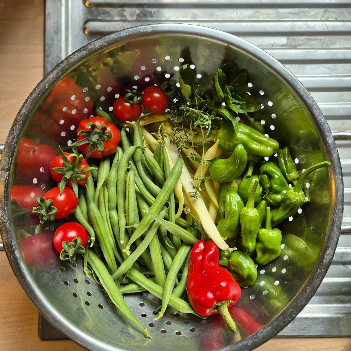 Heute wieder eine bunte Ernte #einkaufenimgarten. Le
Wir hatten es doch neulich schonmal mit dem zu klein geratenen Gem…