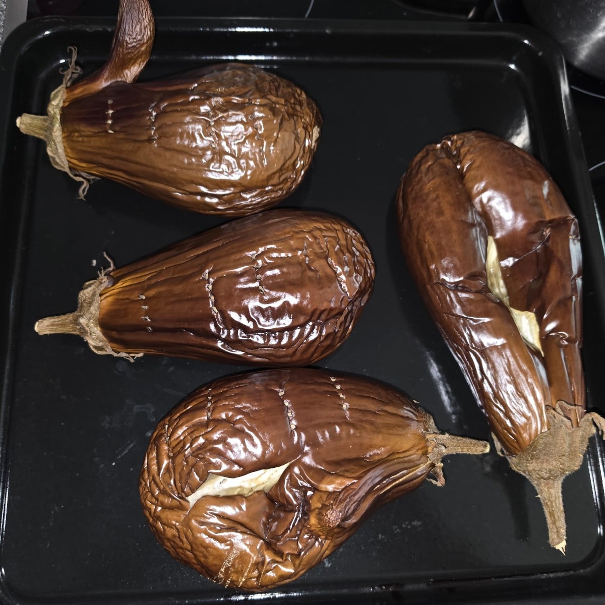Unseren Auberginen eine Stunde im Ofen auf 200 °C, das inneren hole ich raus und geht je Aubergine ins Gefrierschrank. …