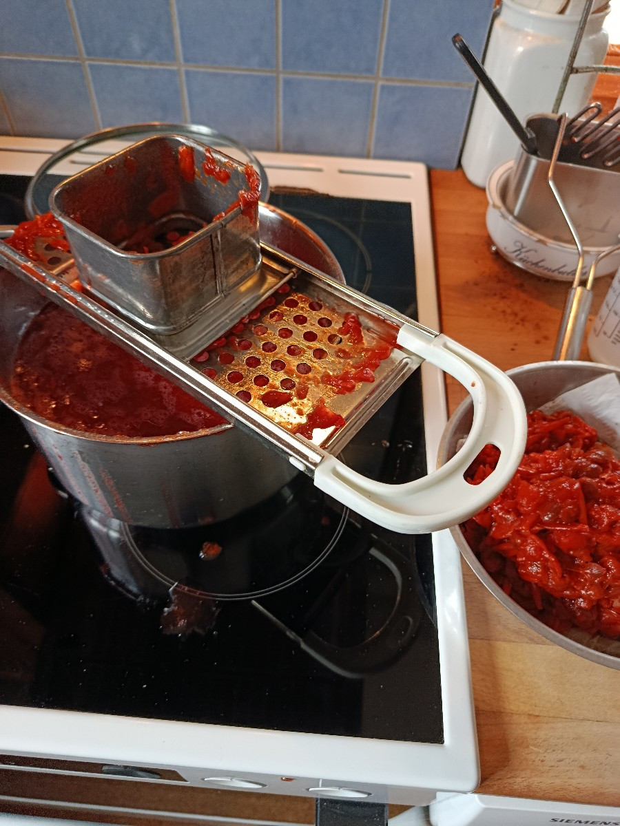 Es ging dann gleich ans Verarbeiten, weil sie ja schnell verderben, die #wildenmirabellen
Aufkochen und wenn sie schön …