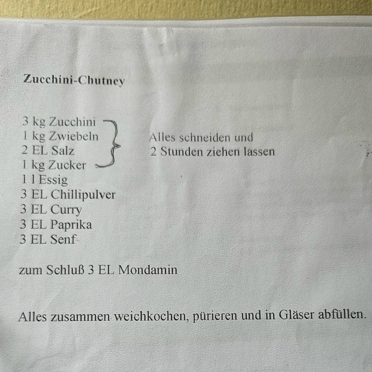 Nach dem Urlaub sind die Zucchinis explodiert. Wenn sie so groß sind, mach ich am liebsten ein scharfes Chutney draus …