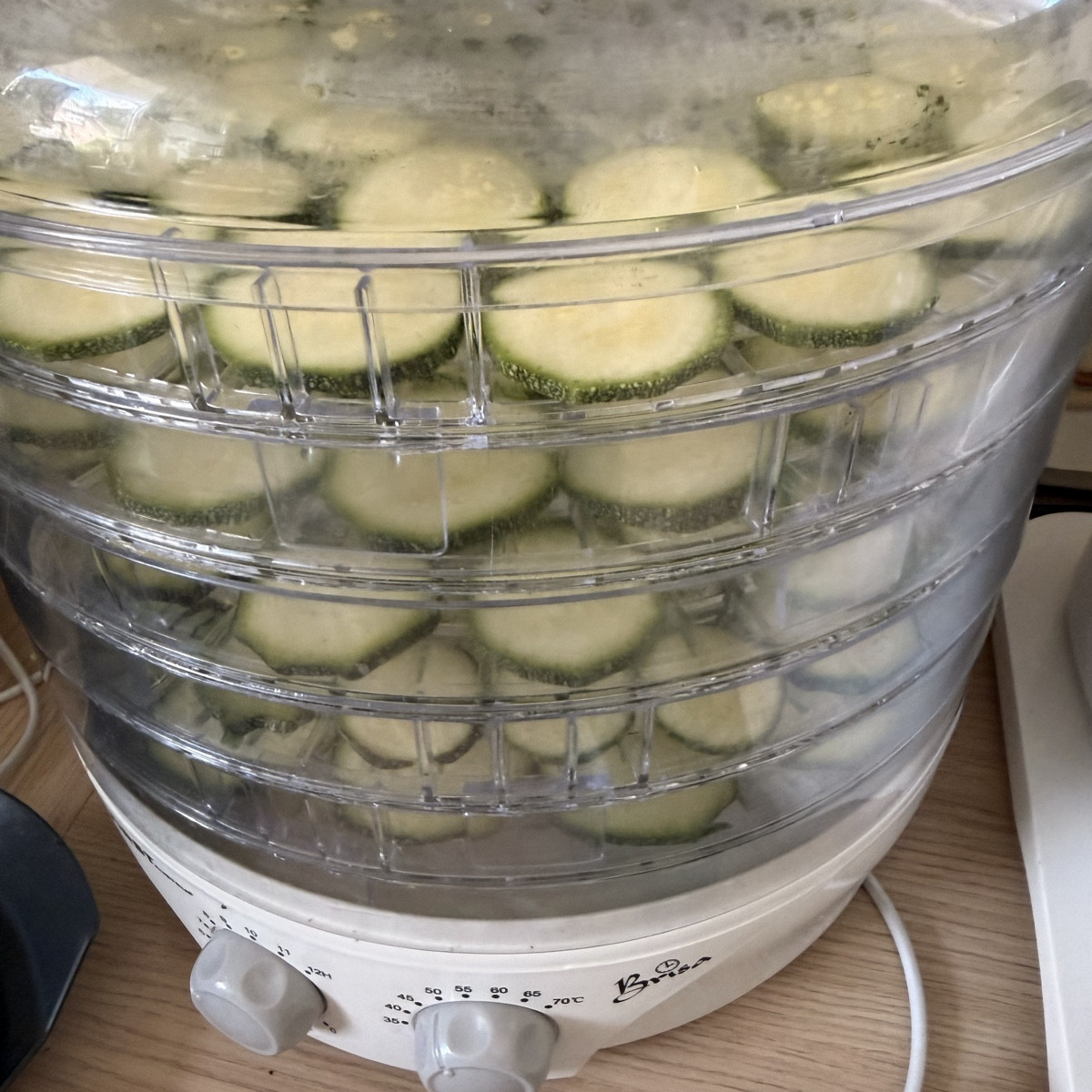 Tomatensoße, die dritte…
Zucchini noch einmal gedörrt
Zucchinibrot zum vierten, weil einfach lecker! Hier nur die Stück…