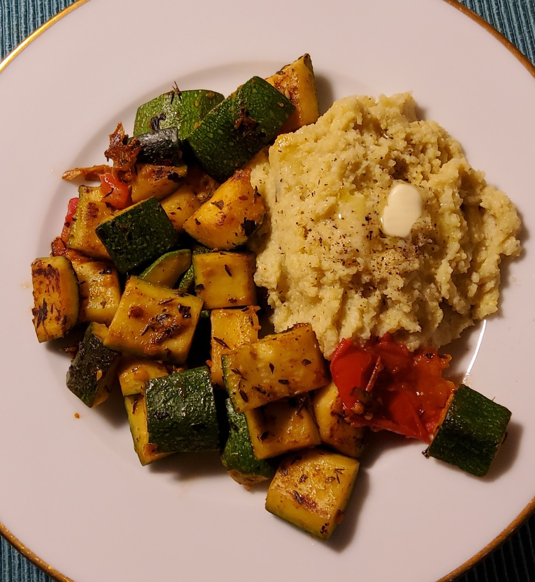 Meine #Sommerküche Teil 16
➡️ POLENTA ⬅️
...Ob Miraculix in seinem Kupferkessel Polenta gerührt
hätte, wäre den Gallier…
