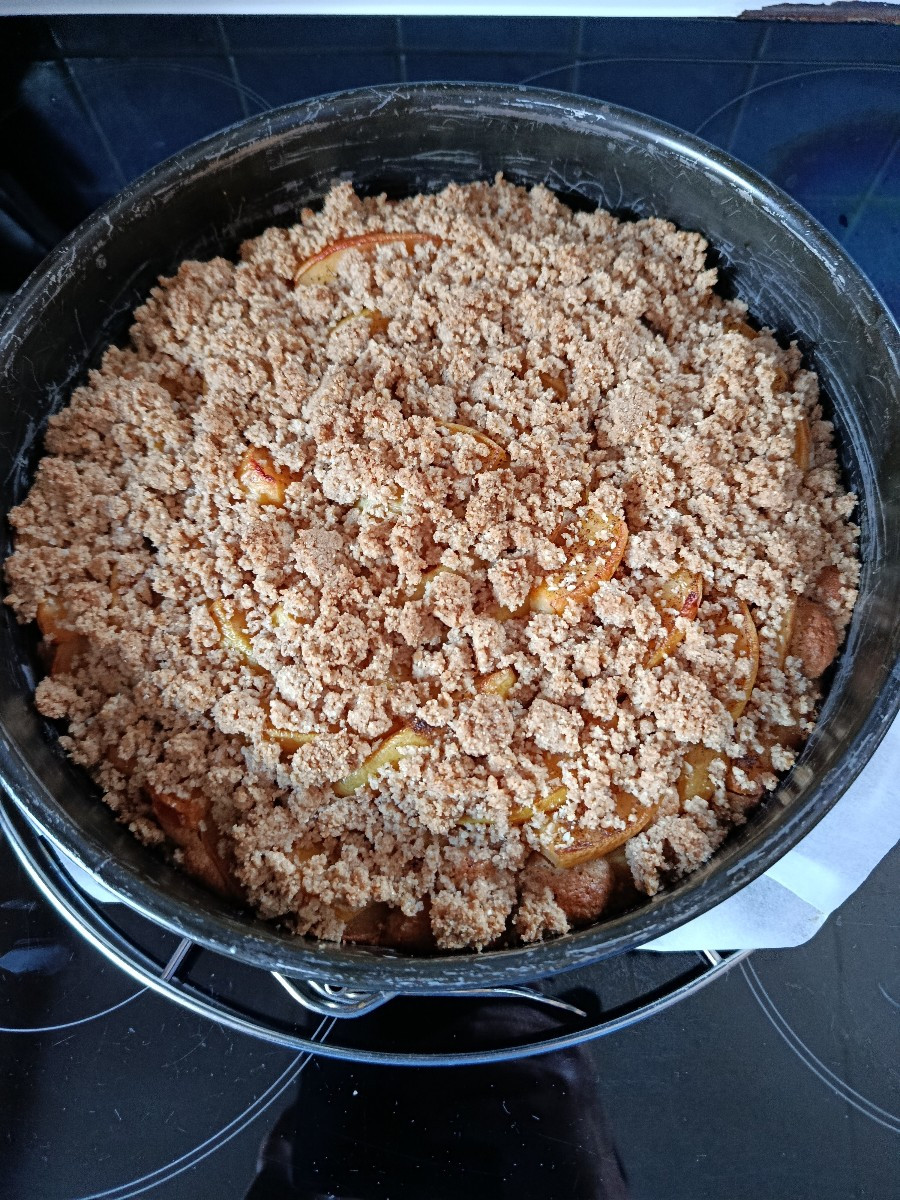 Für die Quittenfreunde unter euch. 
Rührkuchen mit Quitte und Zimtstreuseln. Frisch aus dem Ofen.
Die Quitte ist so vie…