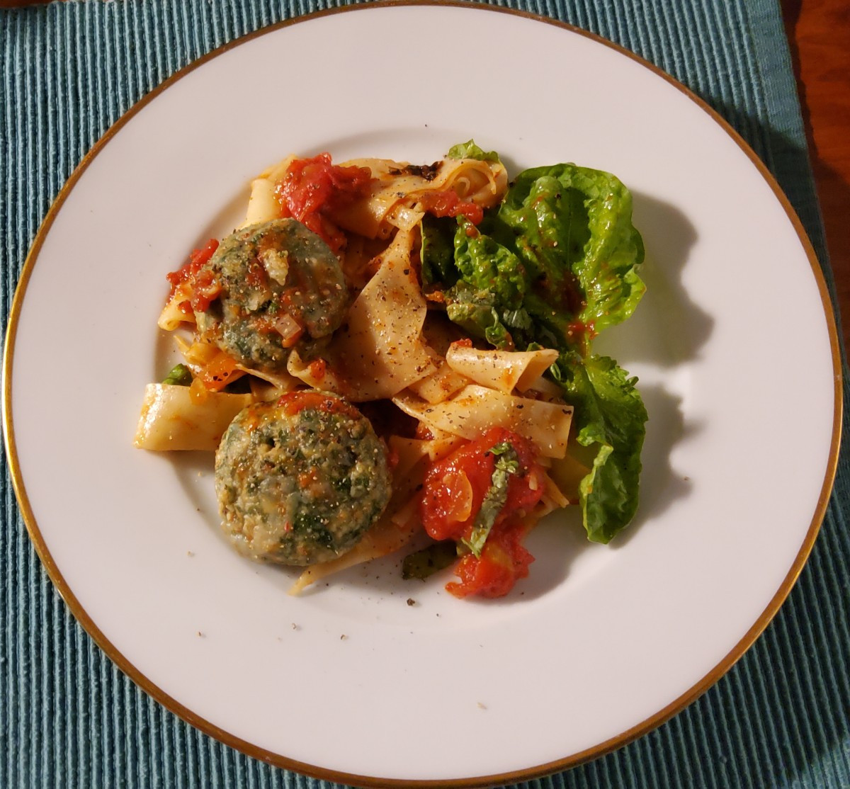 Meine #Sommerküche Teil 15
➡️ GNUDI AN TOMATENSUGO ⬅️
...heute mal wieder Spontanküche, die verdammt lecker schmeckt!
.…