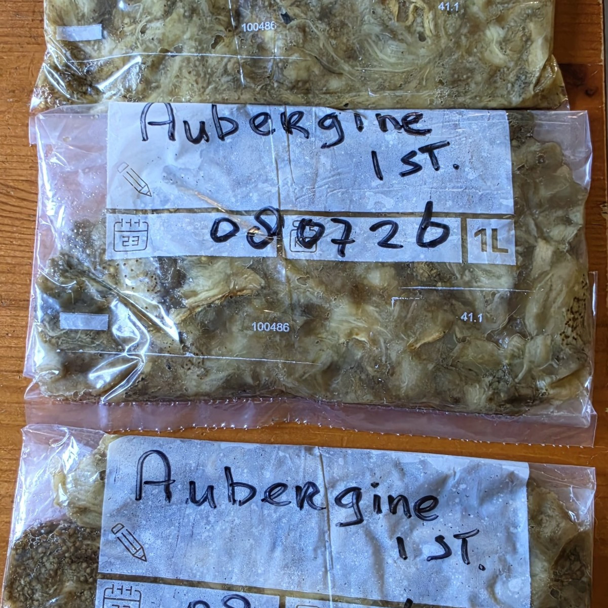 Die Auberginen ausgehöhlt und in Plastikbeutel zum Einfrieren gegeben.