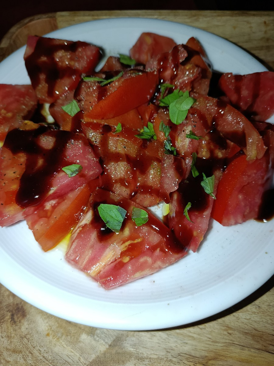 Meine GWH Tomaten haben nochmal Gas gegeben. Ich bin verzückt. So lecker!