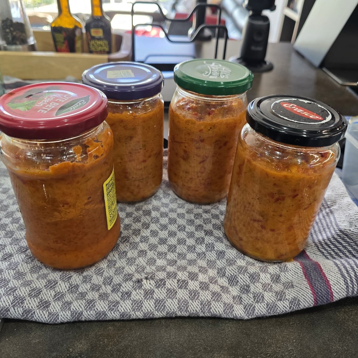 Wieder mal Paprika und rote Bete gesammelt.
3 neue Sorten Chili,  leider sind die dieses Jahr sehr spät reif. 
Aus dene…