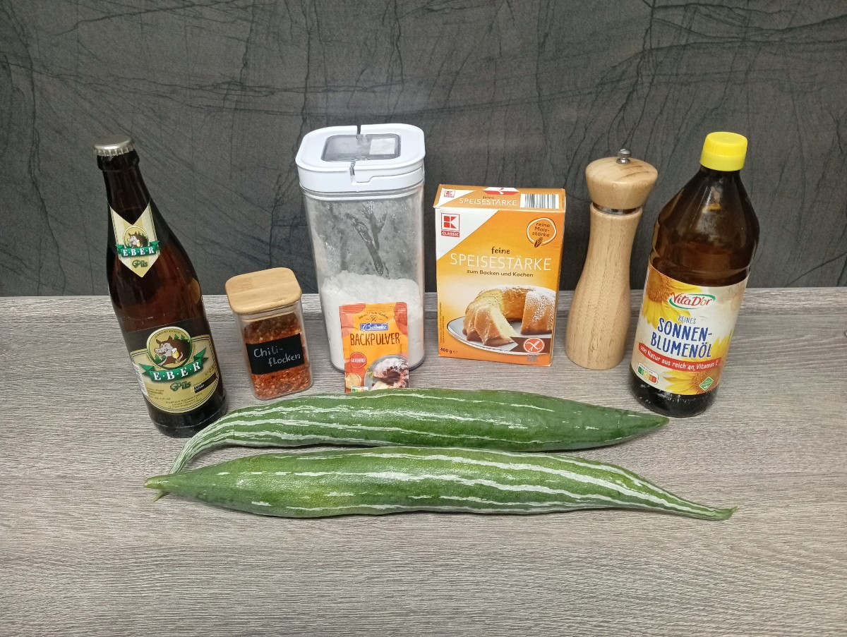 Schlangenhaargurken - einmal mit Schnitzelpanade und einmal im Tempura-Bierteig. Dazu ein Tomatenteller. Und was verste…