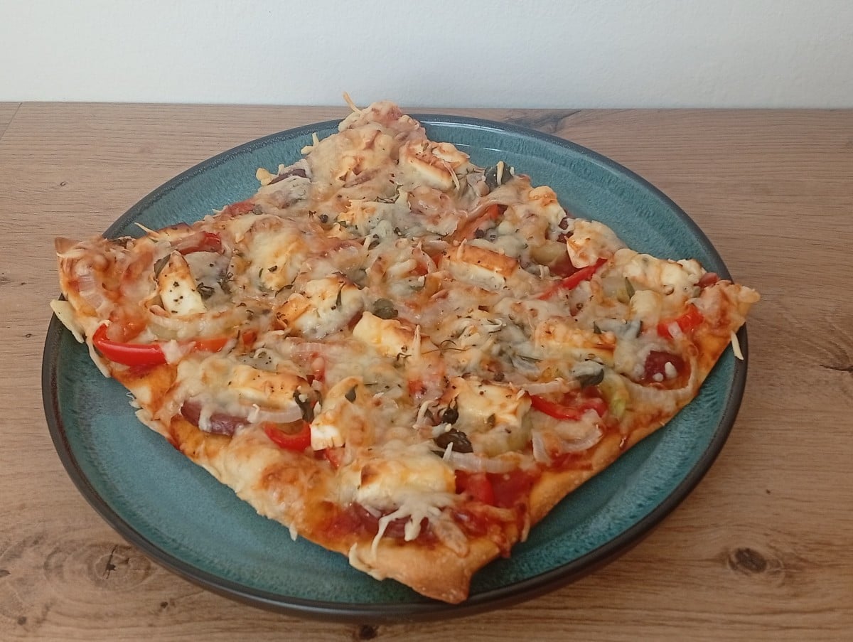 Nachdem wir heute Schmorgurken und Honig-Senf-Gurken eingekocht hatten, gab es zum Mittag eine Gurken-Paprika-Pizza. Si…