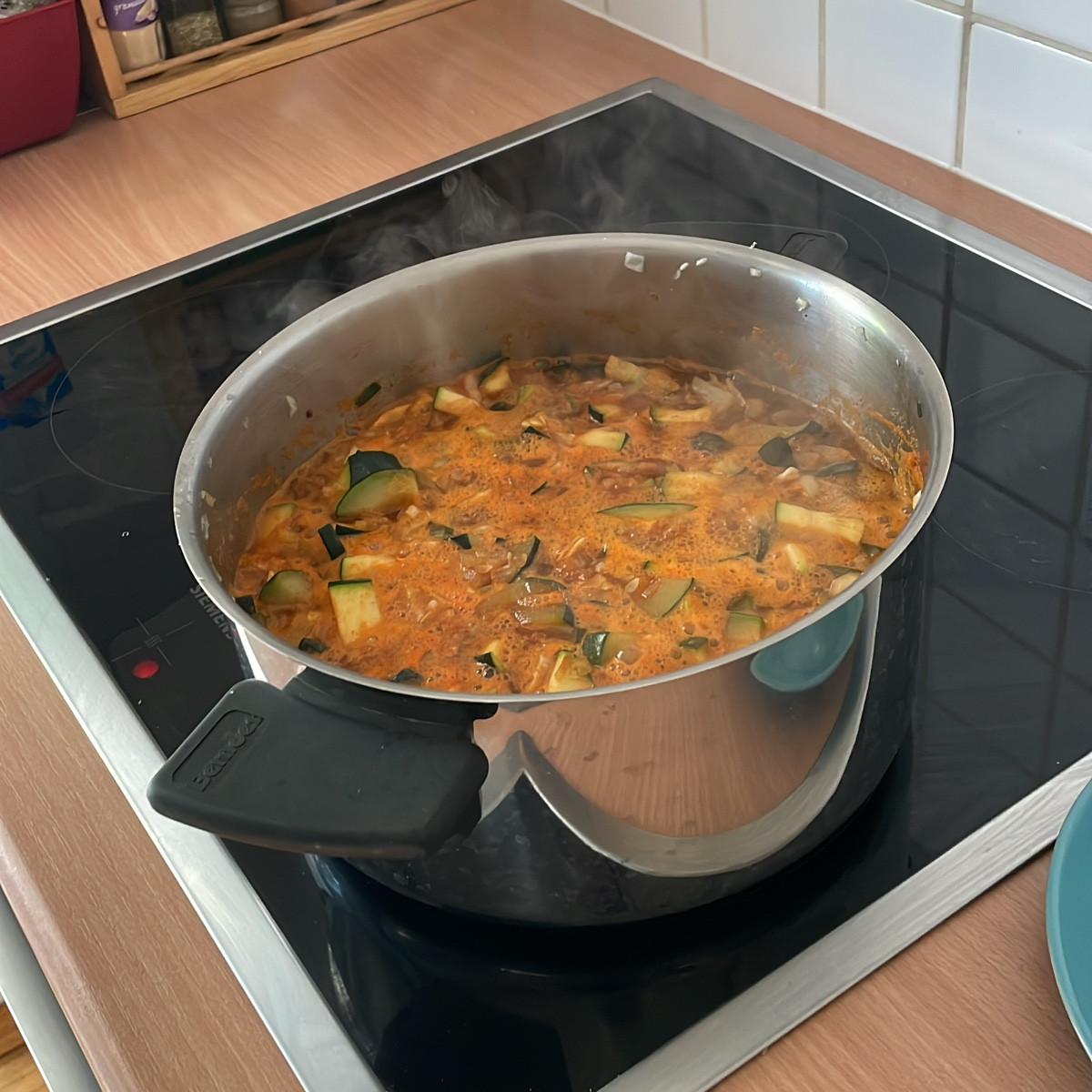Nach dem Urlaub sind die Zucchinis explodiert. Wenn sie so groß sind, mach ich am liebsten ein scharfes Chutney draus …