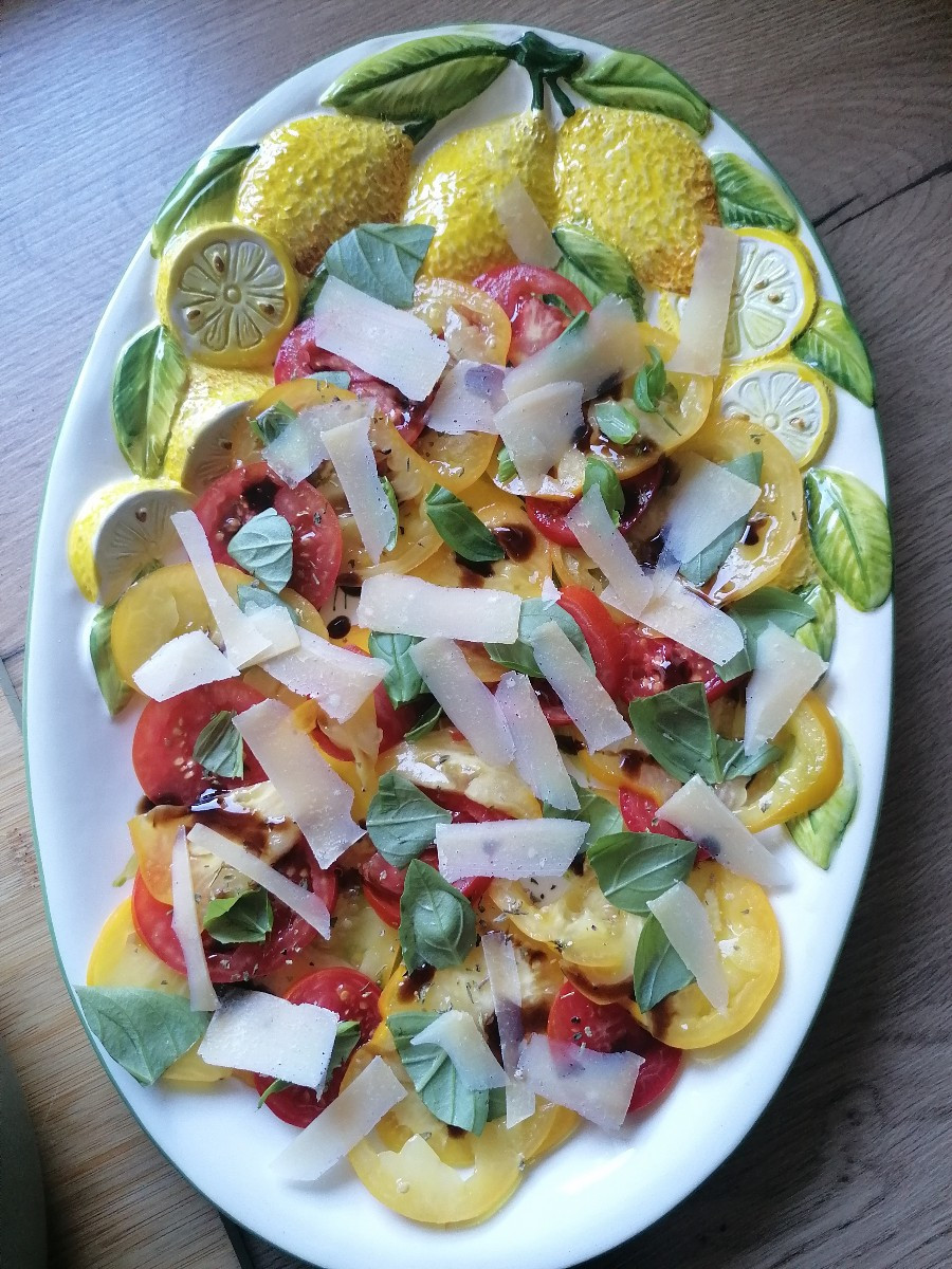 Heute gab's Bratkartoffeln von der frisch geernteten Bernina und dazu Tomatencarpaccio aus Florentine und Silbertanne …