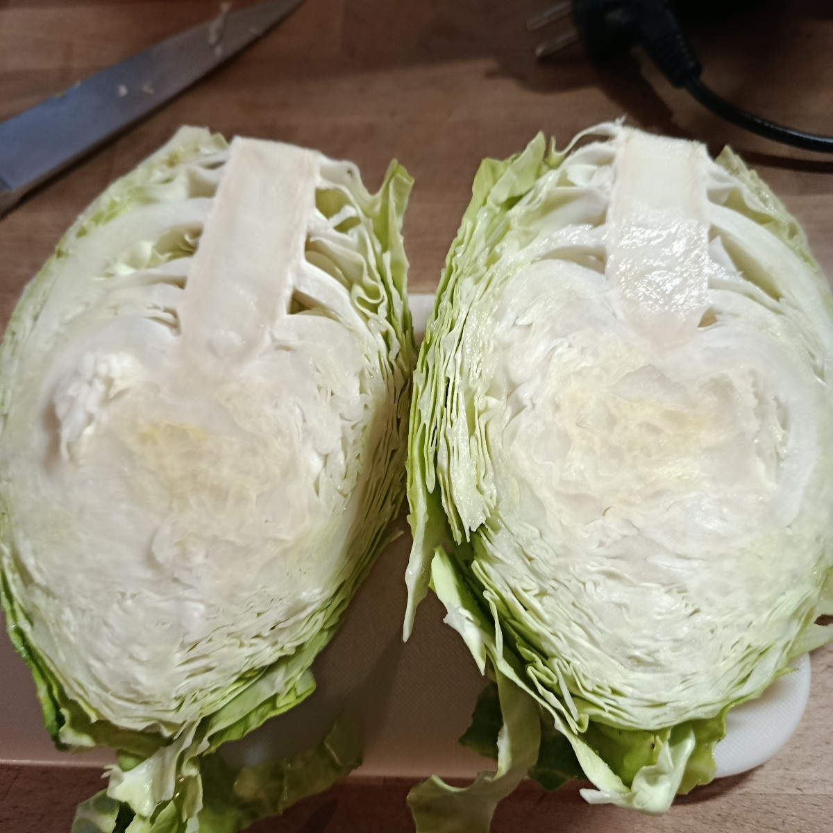 Heute meinen zweiten Spitzkohl geerntet. Diesmal aus dem Freiland. Er ist kompakter, aber dieses Jahr auch fester vom B…