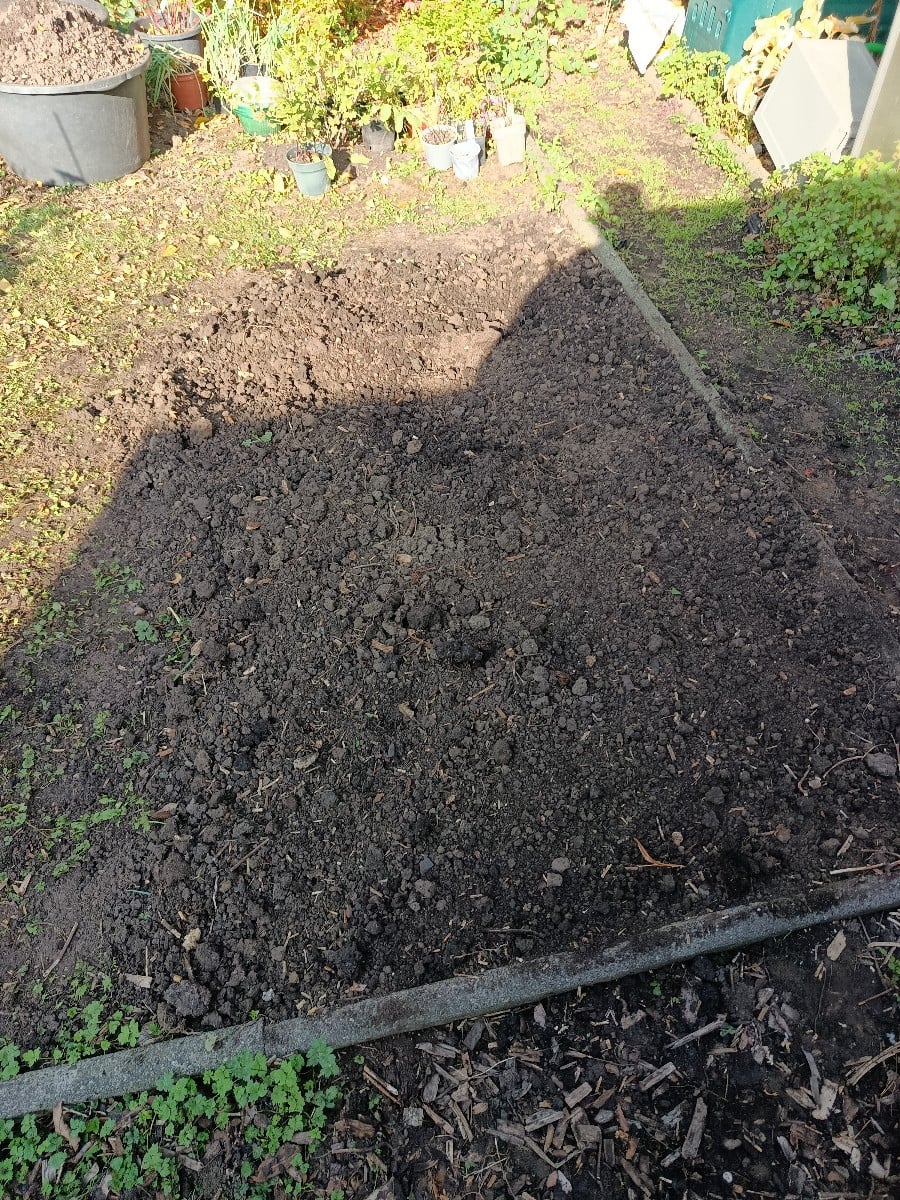 Update Tomatenhaus. Bis auf die Einschlaghülsen alles upgecycelt.
Wir haben heute rangeklotzt. Morgen kommen noch die D…