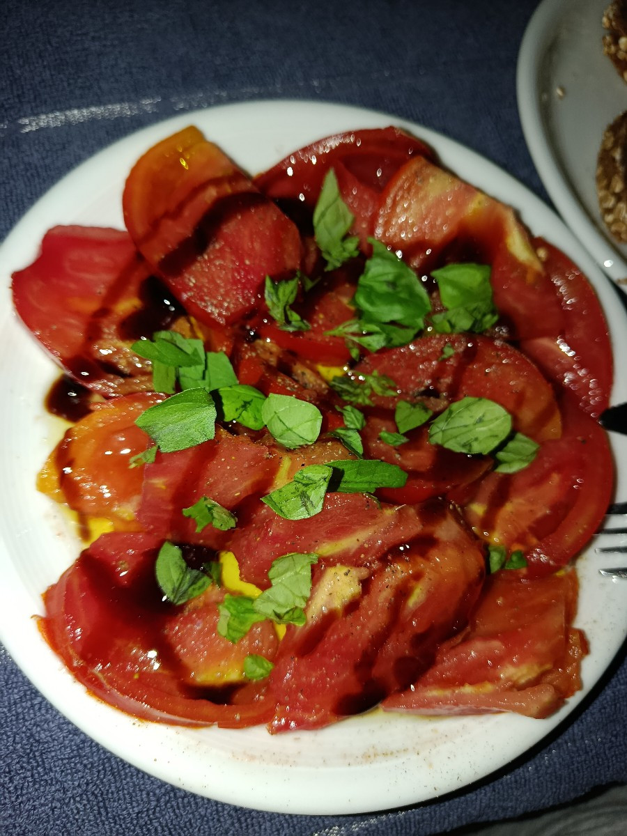Das Glück liegt in den kleinen Dingen des Alltags. 
Sommer pur! Die erste Fleischtomate ist reif. Darauf habe ich gefie…