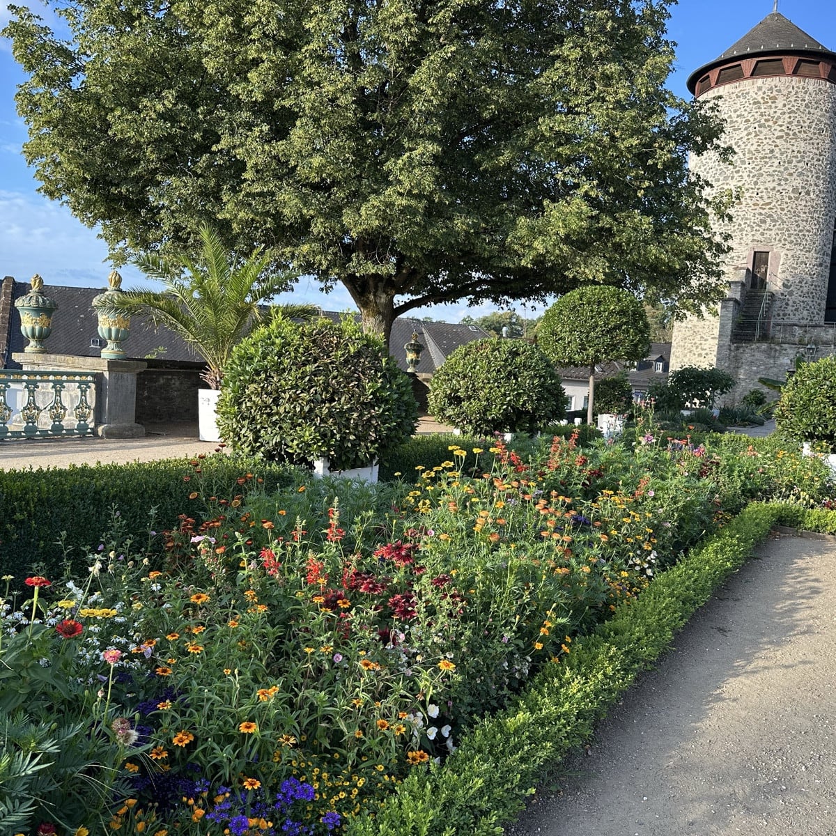 Übers Wochenende war ich in Weilburg an der Lahn. Und sooo begeistert von dem kleinen Schlosspark. Er steht unter Denkm…