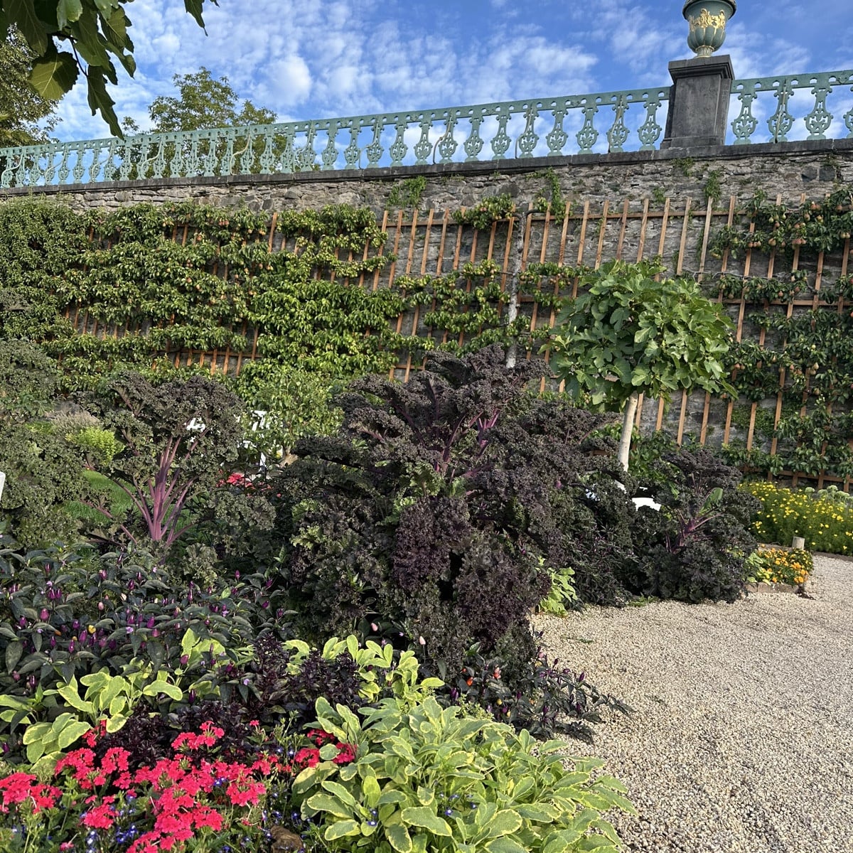 Übers Wochenende war ich in Weilburg an der Lahn. Und sooo begeistert von dem kleinen Schlosspark. Er steht unter Denkm…