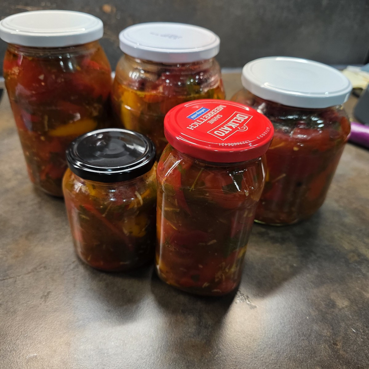 Puuuu, fertig!!!! 8 l Tomatensauce "Feuerchen ", eingelegte Tomaten und Paprika Salat.
Der Winter kann kommen!!!!!😁