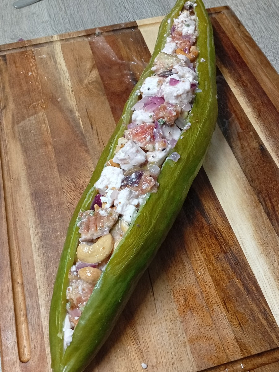 Schlangenhaargurken-Boote mit zweierlei Füllung. War richtig lecker. 😋