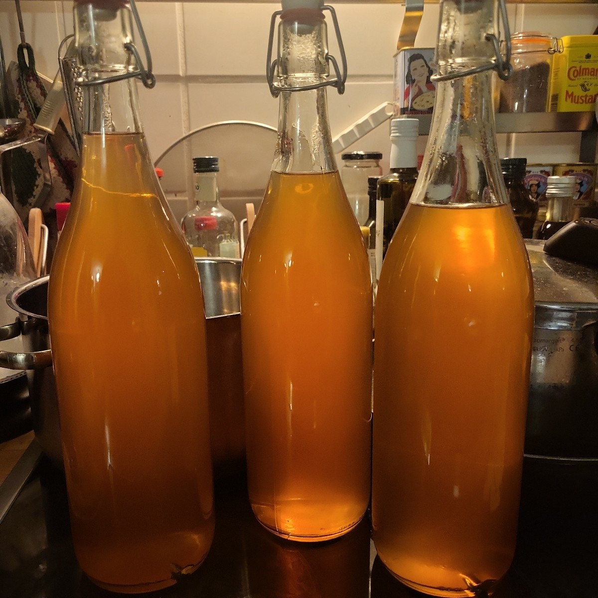 Es werden von ca. 7 kg Quitten ca. 4L Saft. Ich lasse den Tröster Abkühlen, werde ihn passieren und dann zu Quittenbrot…