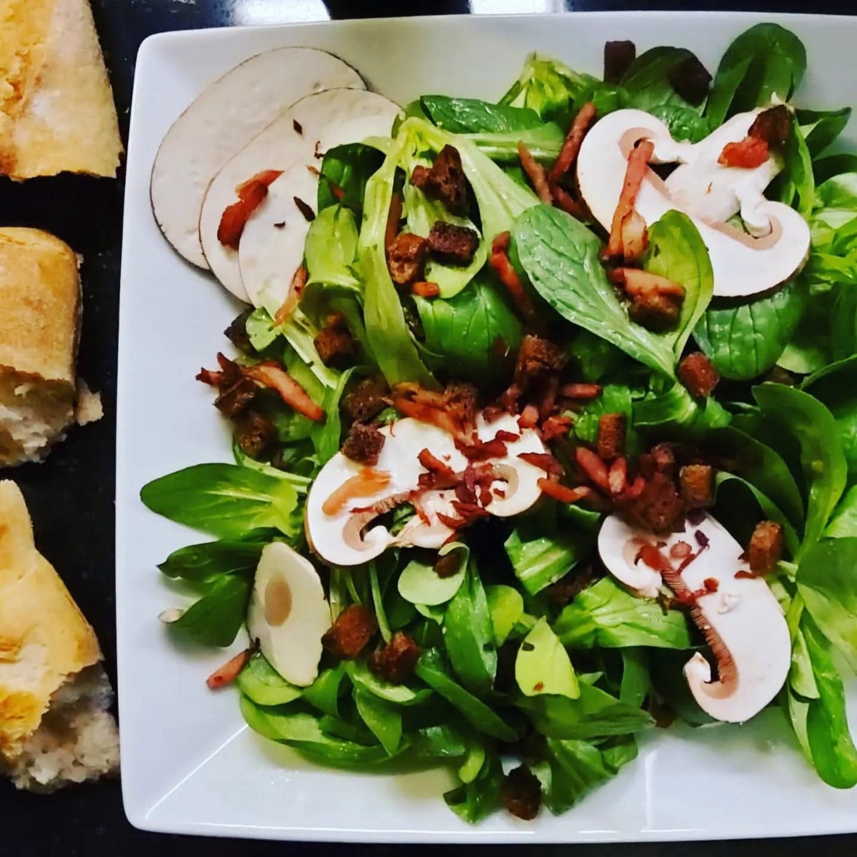 ...gestern war ich mal wieder im Raiffeisenmarkt, da habe ich doch tatsächlich Feldsalat in Erdpresswürfeln vorgezogen …
