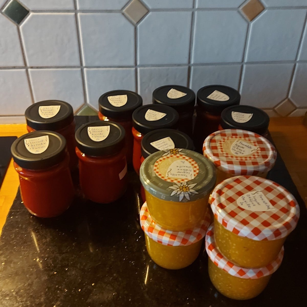 Ein Teil meines heutigen Tagesleistung
Kornellkirschmarmelade, Kornellkirschmus mit Amarenakirschen, Tomatillomarmelade