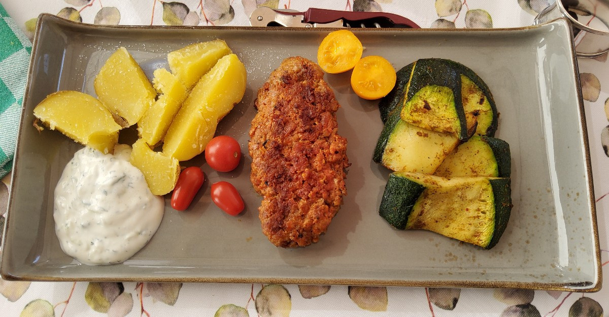 ...Mittagessen mit Gästen auf der neuen Terrasse...🤩
Zucchinisüppchen mit Blutwurst Praline 😋
Adana, Zucchini gegrill…