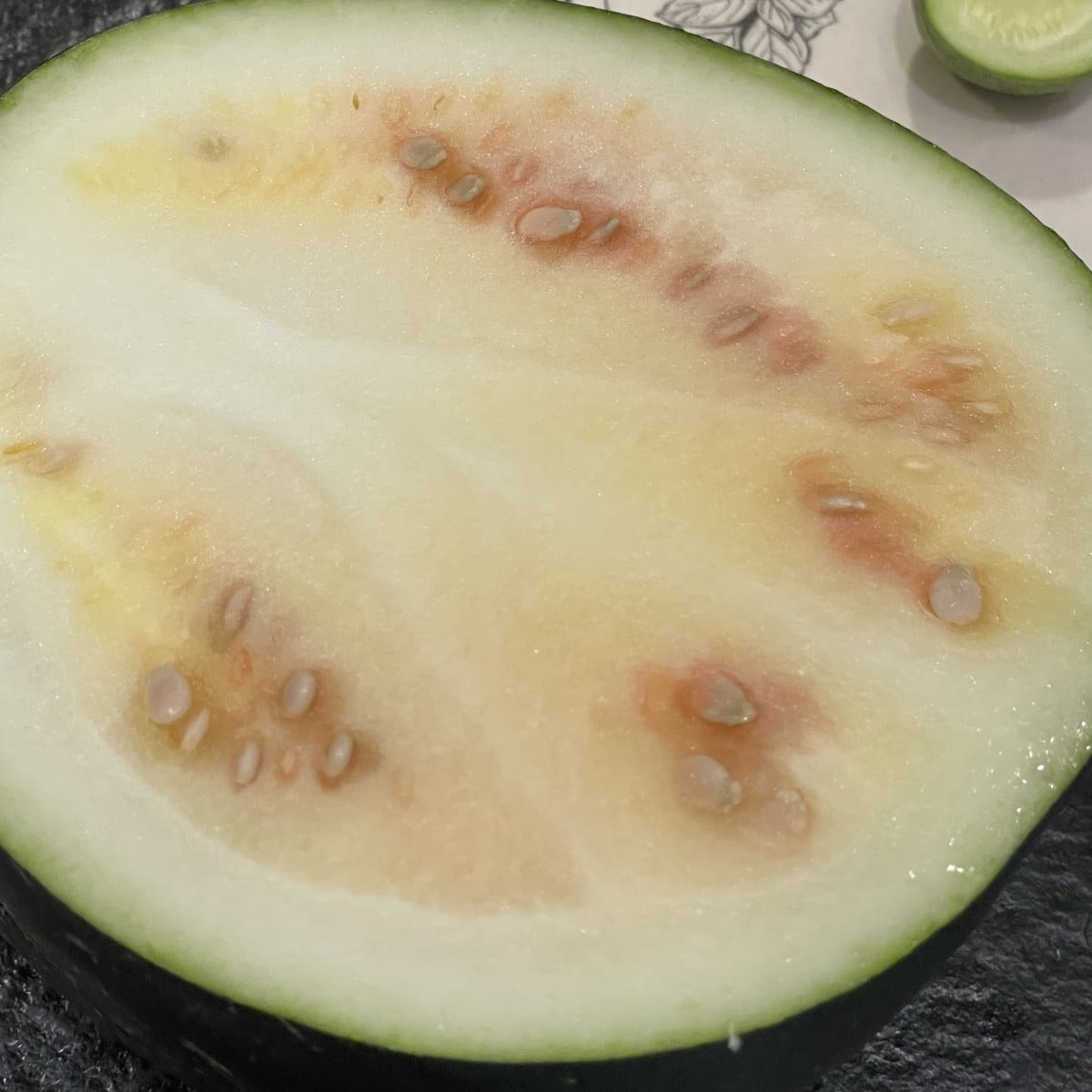  Meine 1,7 kg Mini-Melone von gestern, die hohl klang, aber noch keinen holzigen Stiel hatte, wurde heute geschlachtet …
