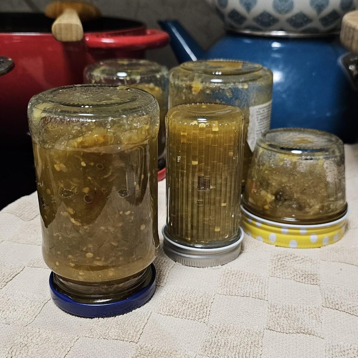 Nun Freunde, ein Zwischenbericht über die grünen Tomaten

Chutney: schmeckt erstaunlich gut. Allerdings habe ich das Re…