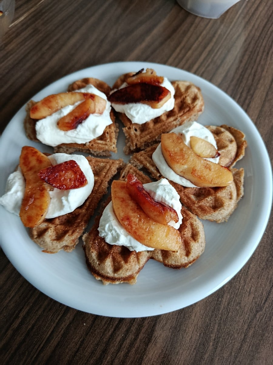 Nach getaner Arbeit gibt es karamelisierte Quitten mit Waffeln und Sahne. So lecker! Quitten sind einfach herrlich!🥰