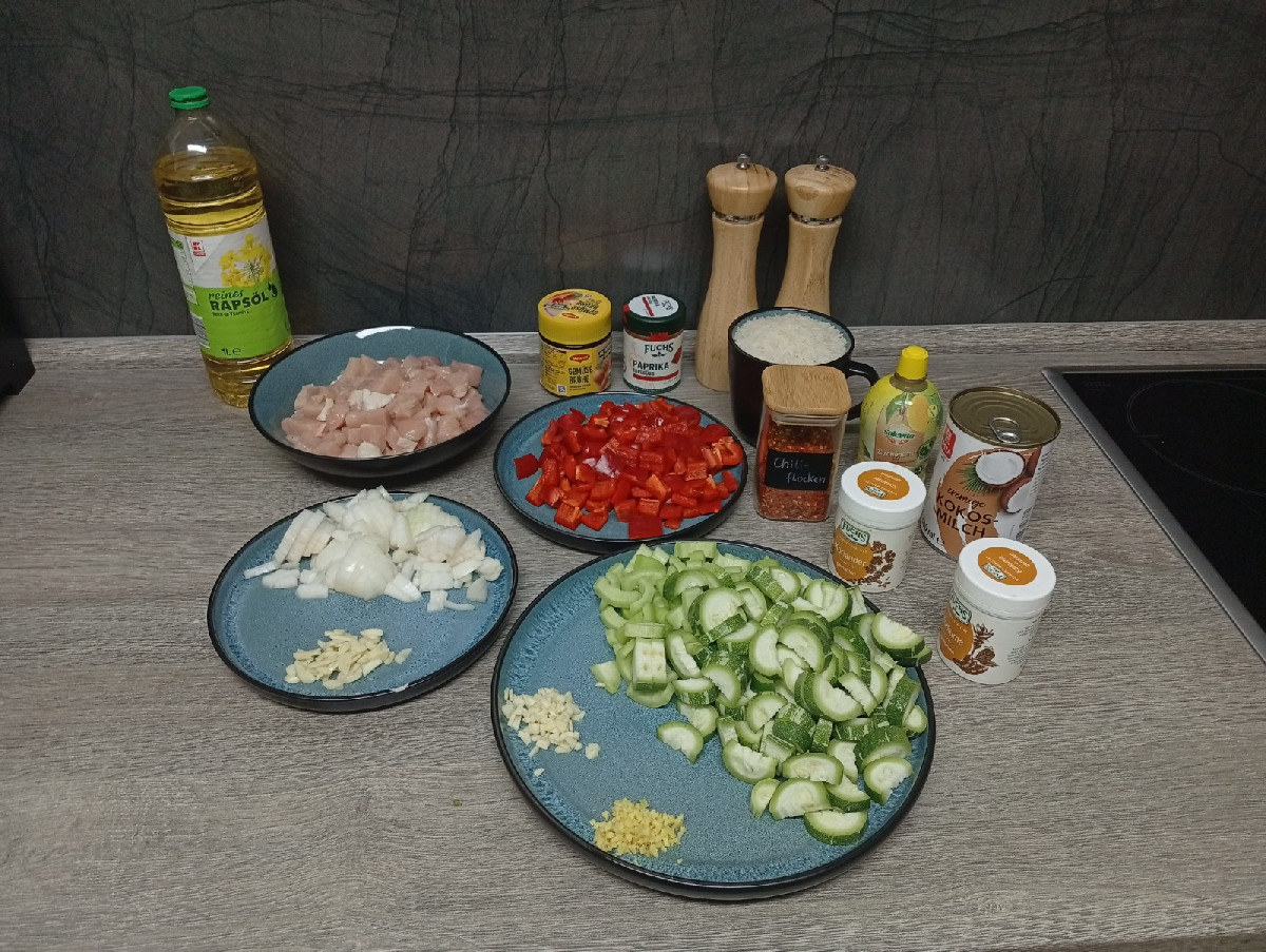 Zum Mittag gab es eine Reispfanne mit unseren @roteraugsburger und @ferenctender-7625 sowie Padavalanga Curry dazu.  
D…