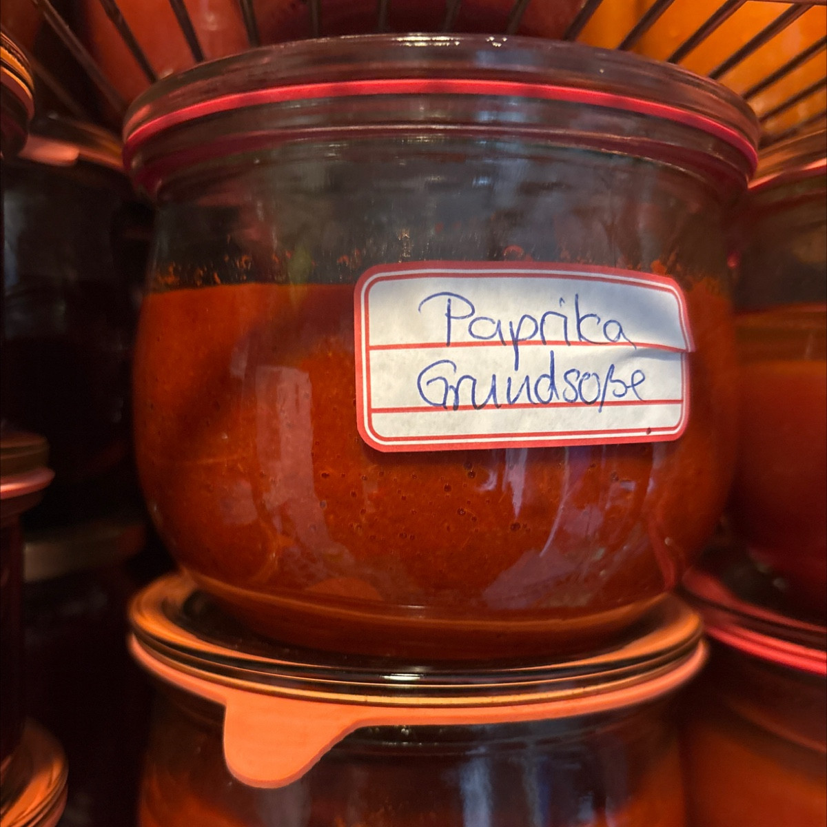 Also eine Paprika Soßen-Grundlage ist ein Muss. Ist im Grunde wie Mark. Davon werde ich noch mehr machen. Und Gefüllte …