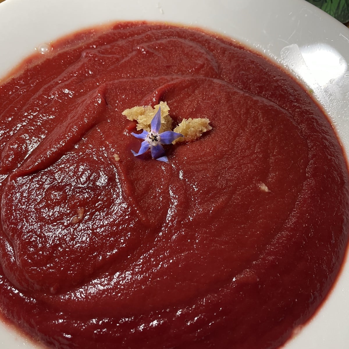 bunte Betesuppe (Ringel, gelb und weiß) mit selbsteingelegtem Meerrettich und einer Borretschblüte