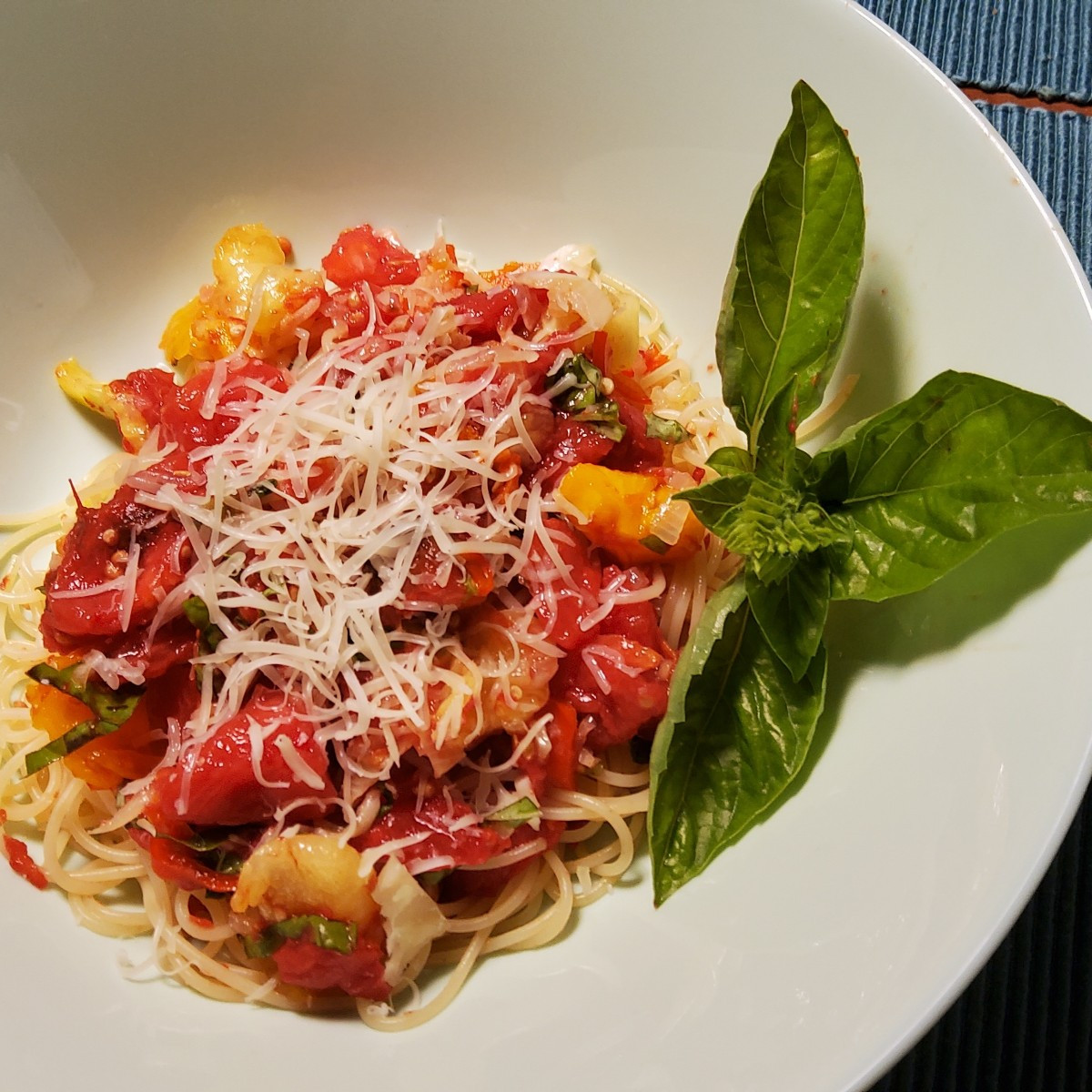 #MeineSommerküche Teil 24
➡️ Spaghettini mit rohen Tomaten ⬅️  VEGAN!
...Ob mein CO 2 Fußabdruck sich relevant verringe…