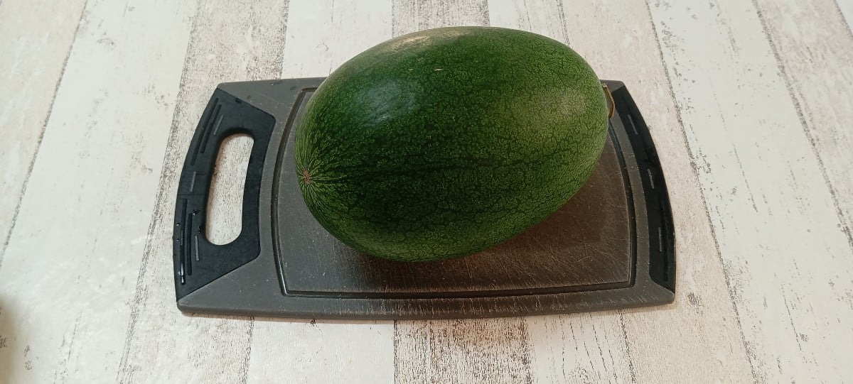 Heute gibt es meine ersten Melonen. 🤗 
- 🍉 Wassermelone Sweet Sibirian ist schon etwas trocken, hätte mehr Wasser ver…