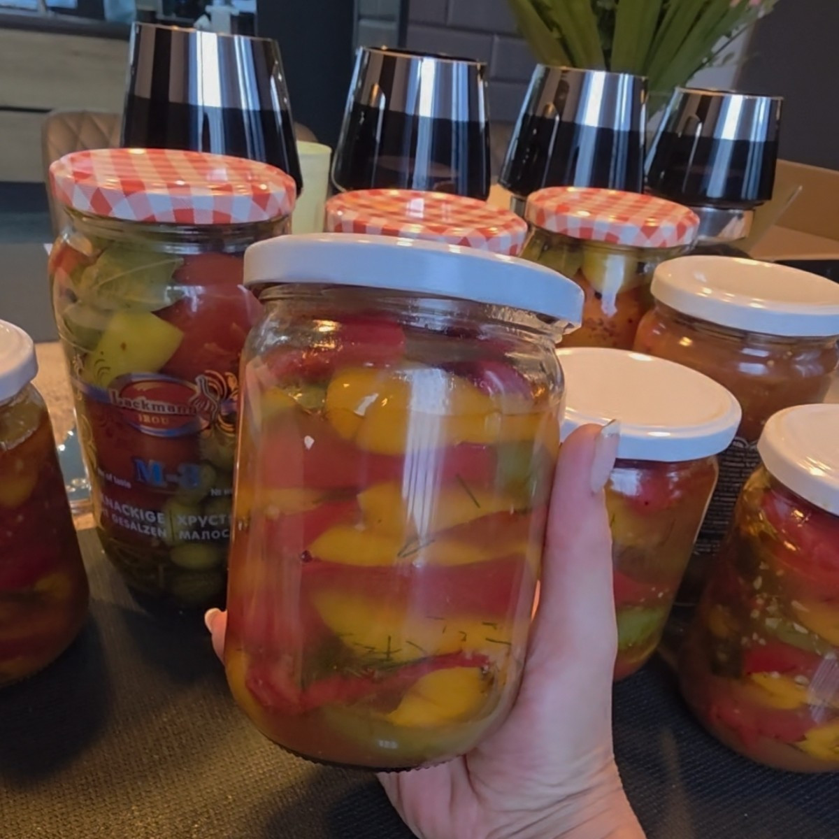 Eingelegte paprika in Tomatensauce.