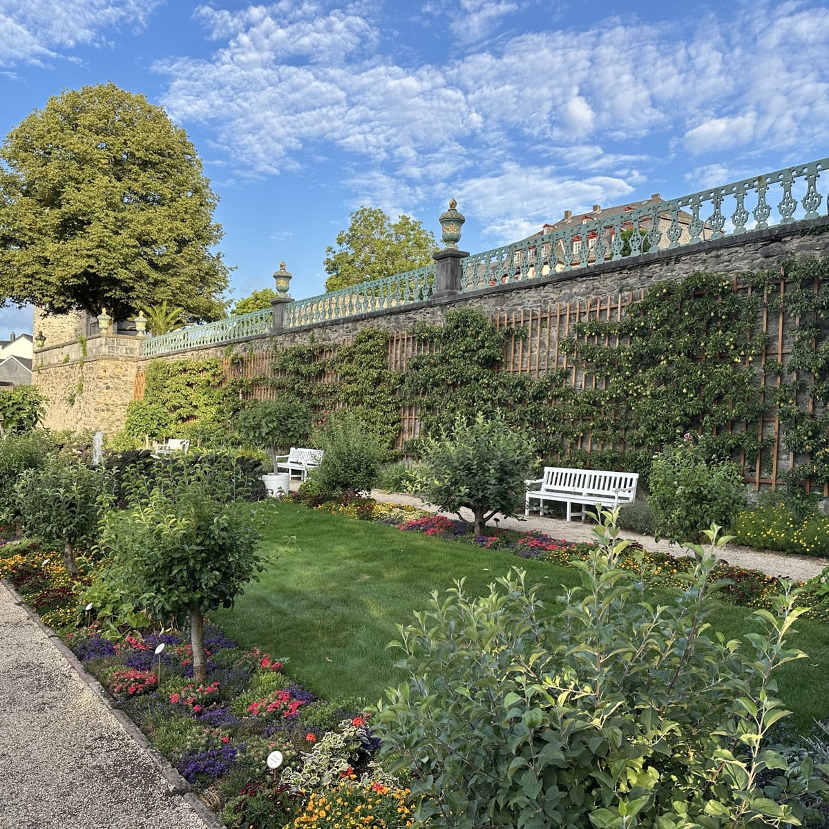 Übers Wochenende war ich in Weilburg an der Lahn. Und sooo begeistert von dem kleinen Schlosspark. Er steht unter Denkm…