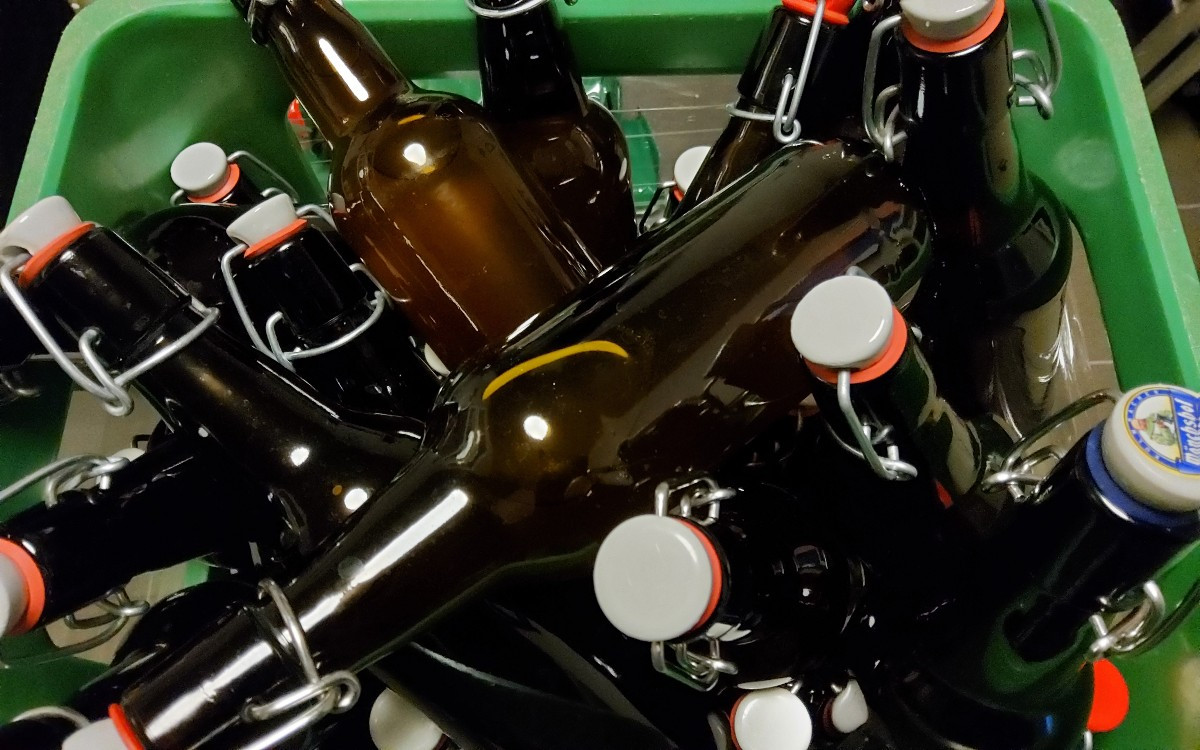 ...endlich in Angriff genommen:
...meinen #Apfelmost vom letzten Jahr mit Zucker und Hefe versetzt und 80 Flaschen davo…