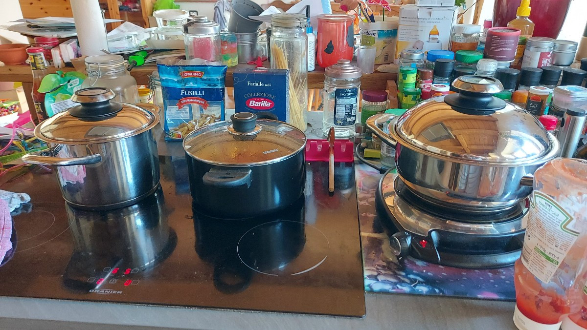 Wollte euch was zeigen, trotz Verletzung wird eingekocht. Ich habe geschnippelt, konnt ich ja im Sitzen auch machen und…