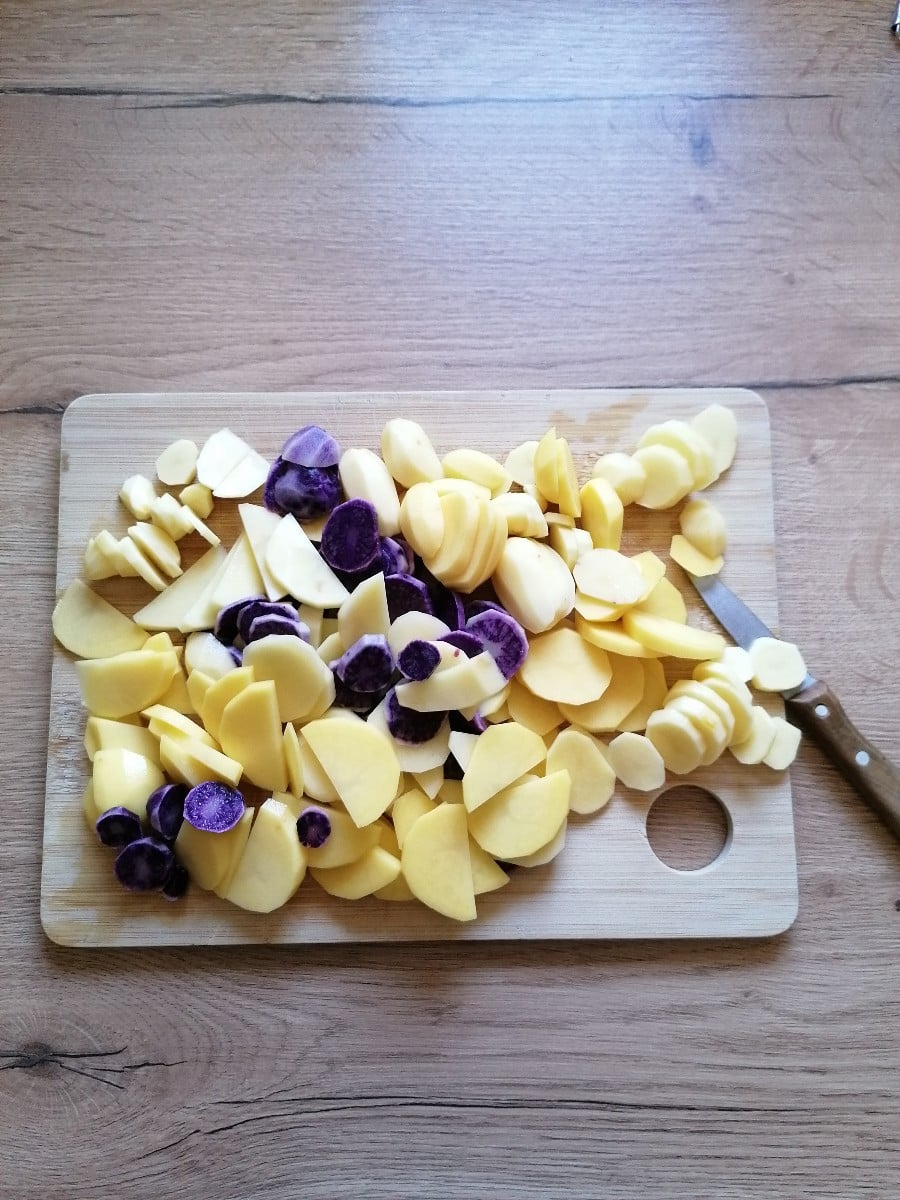 Diese Farbe fasziniert mich jedes Mal aufs Neue 😅. Warum gibt es im Laden eigentlich nur selten bunte Kartoffeln? 🤔 
