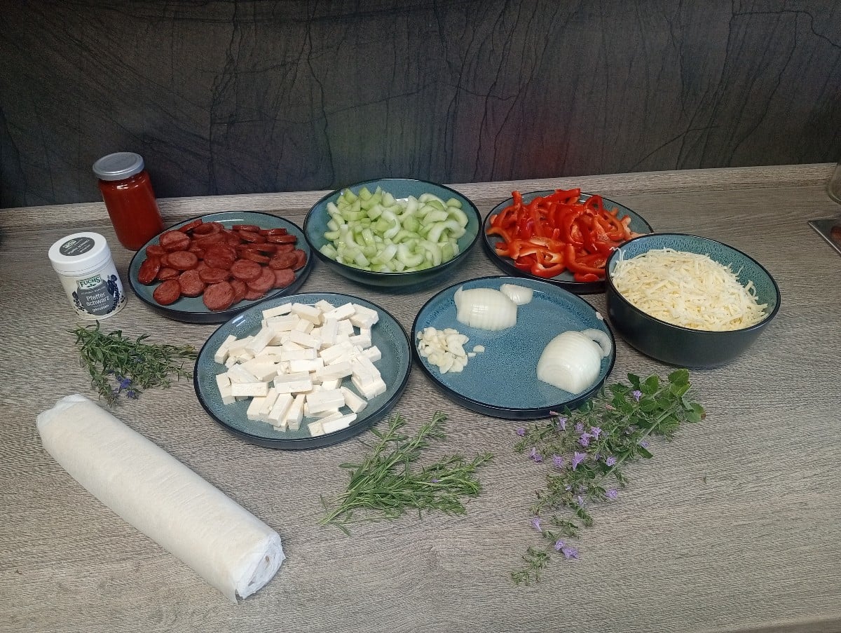Nachdem wir heute Schmorgurken und Honig-Senf-Gurken eingekocht hatten, gab es zum Mittag eine Gurken-Paprika-Pizza. Si…