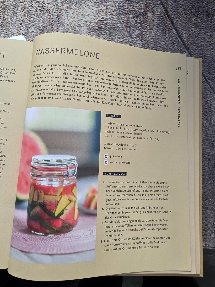 Leider muss ich alle Wassermelonen ernten,  paar sind noch nicht richtig reif, also hab ich die erstes mal fermentiert.…