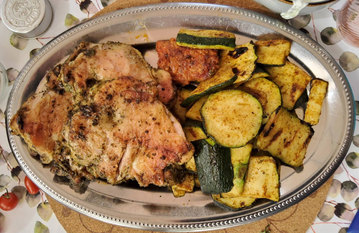 ...Mittagessen mit Gästen auf der neuen Terrasse...🤩
Zucchinisüppchen mit Blutwurst Praline 😋
Adana, Zucchini gegrill…