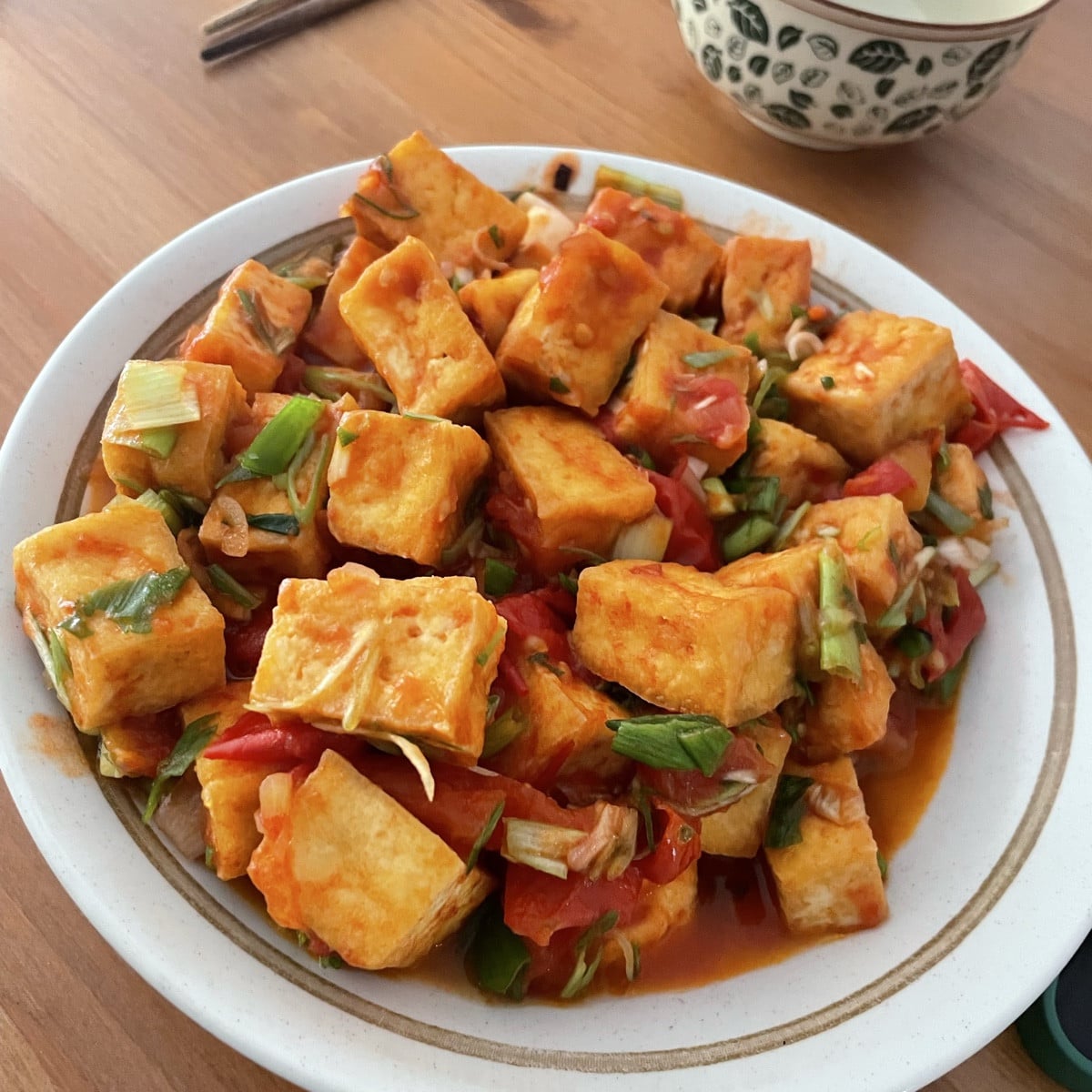 Gebackene Tofu mit Tomaten ist immer Sommerhighlight. Am Besten schmeckt es wenn Tomaten aus eigenem Garten kommen. 