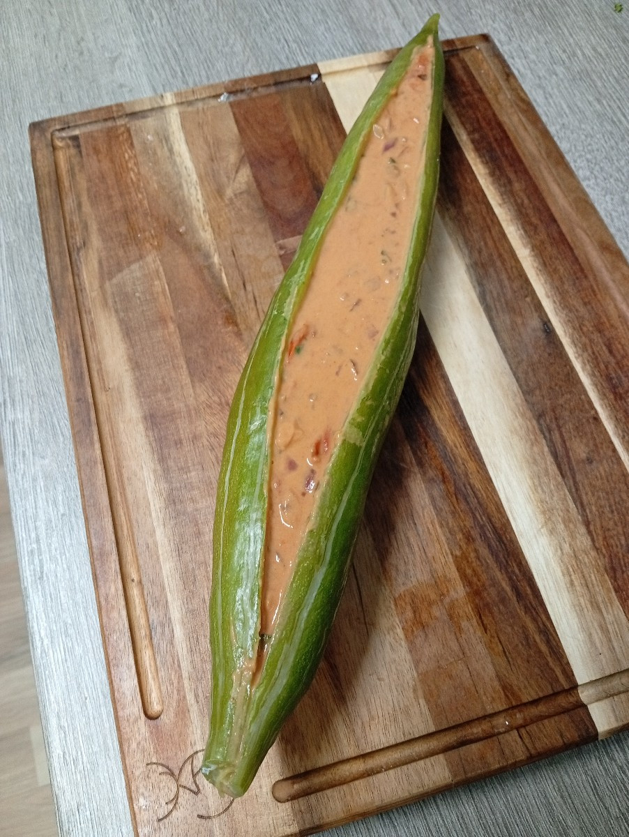 Schlangenhaargurken-Boote mit zweierlei Füllung. War richtig lecker. 😋