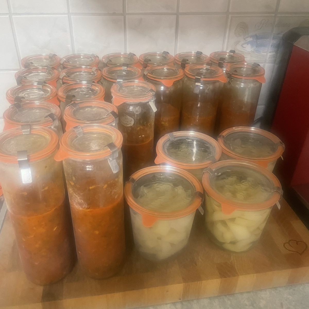 soooo zwei tage dauerverarbeiten & haltbarmachen…. 
dafür sind rote & gelbe rüben zu salat, zuckerwurzel mal ne kostpro…