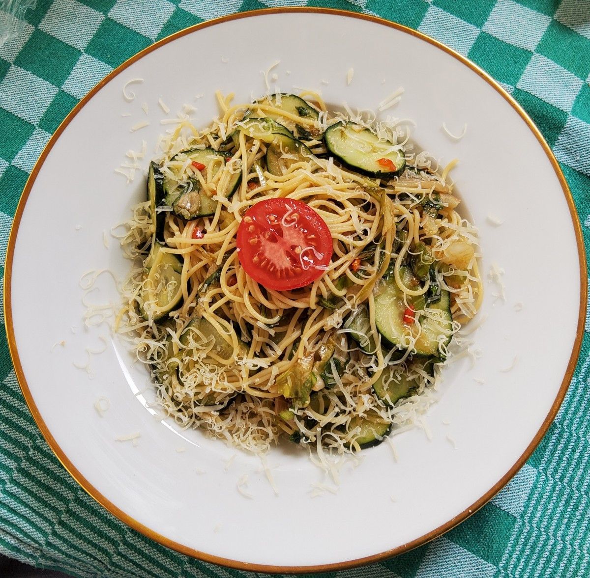 ...was macht man, wenn man Reste von Spaghettini, Thai Gurkensalat und gewaschenem Endivien hat? ...genau: alles in die…