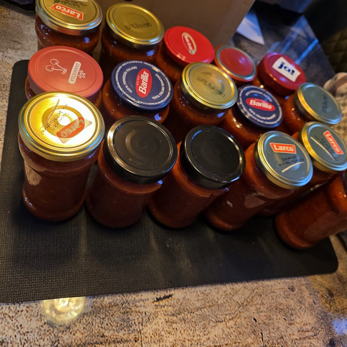 Puuuu, fertig!!!! 8 l Tomatensauce "Feuerchen ", eingelegte Tomaten und Paprika Salat.
Der Winter kann kommen!!!!!😁