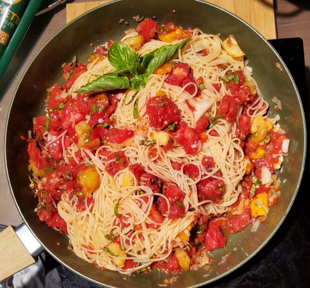 #MeineSommerküche Teil 24
➡️ Spaghettini mit rohen Tomaten ⬅️  VEGAN!
...Ob mein CO 2 Fußabdruck sich relevant verringe…