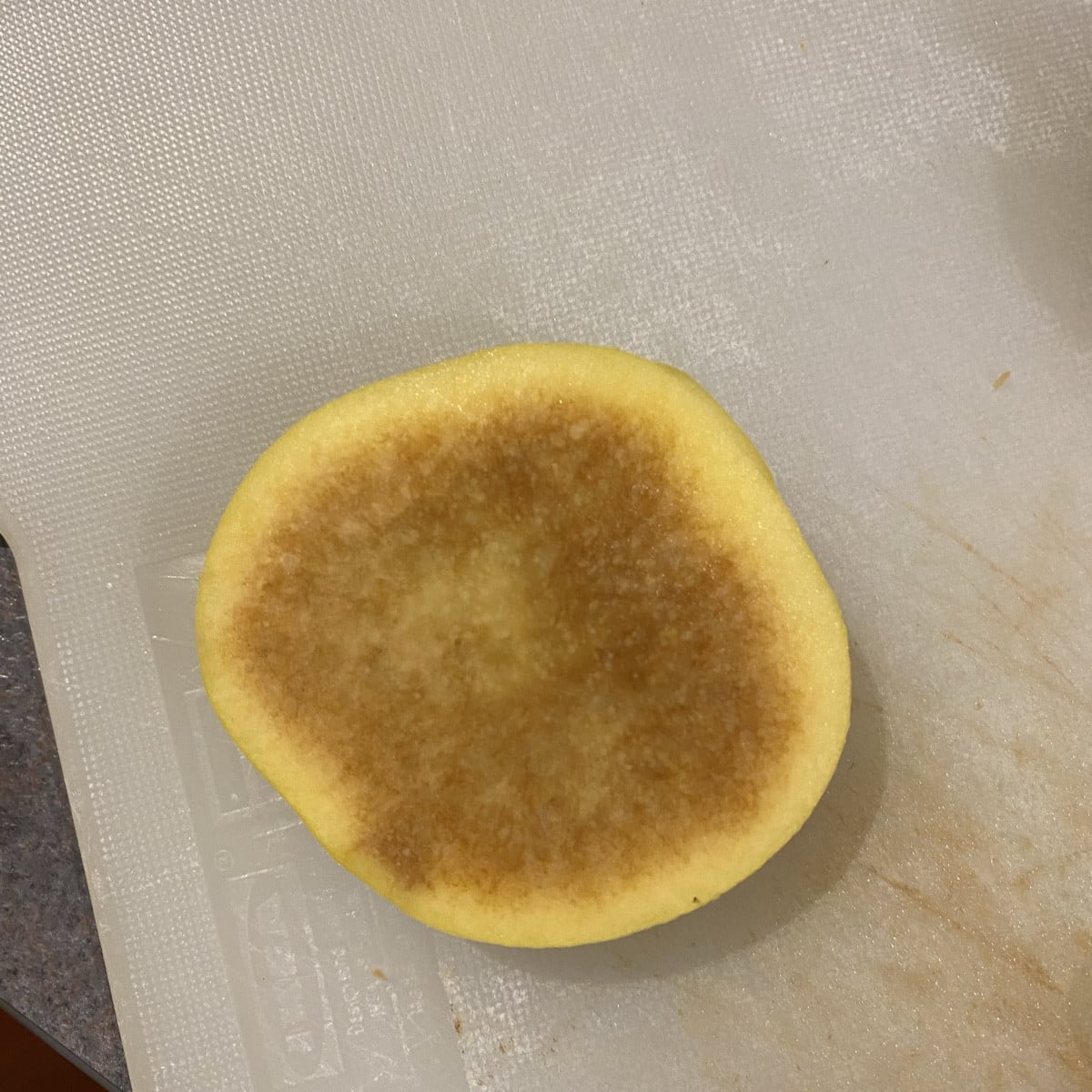Was macht ihr mit so verfärbten Quitten? Riechen normal, sehen aber nicht sehr appetitlich aus 😞. 
Angeblich ein Stoff…
